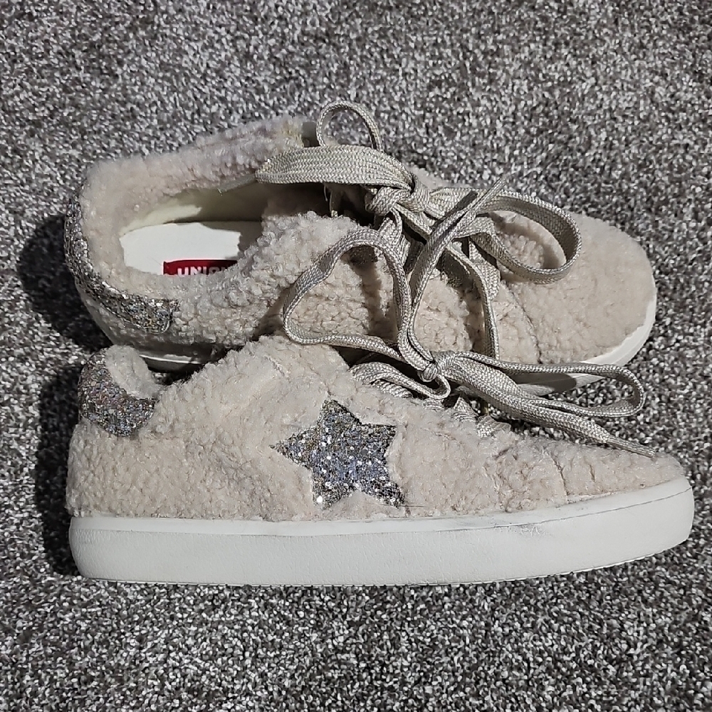 UNIONBAY Cream and Silver Sneakers with Fuzzy Texture and Star Design